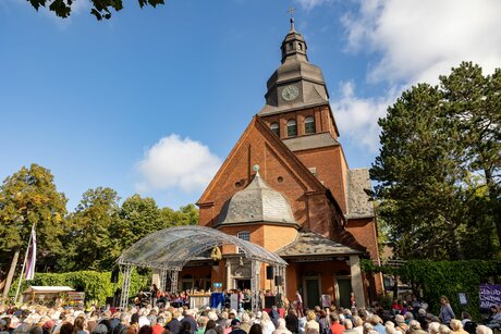 Gottesdienst vor der Stiftskirche