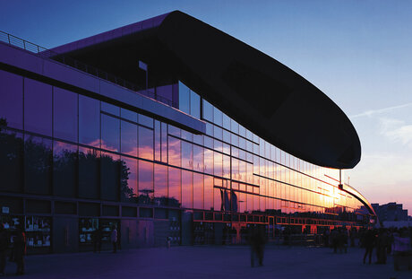 Max-Schmeling-Halle bei Sonnenuntergang