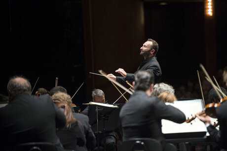 Dirigent mit Orchester