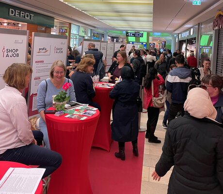 Besucher:innen der “Shop a Job”-Messe