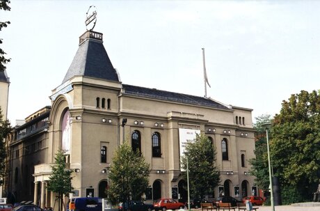 Außenansicht Berliner Ensemble im Sommer