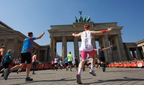 Lauf durch das Brandenburger Tor beim GENERALI BERLINER HALBMARATHON 2019