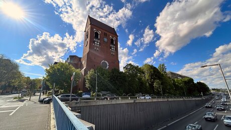 Epiphanienkirche an der Stadtautobahn