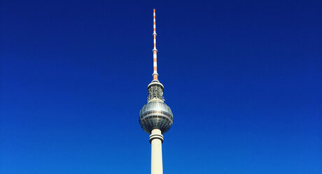 Fernsehturm vor blauem Himmel