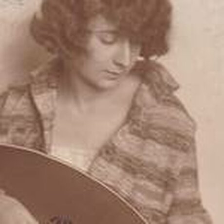 Ilse Weber mit einer Laute, 1928