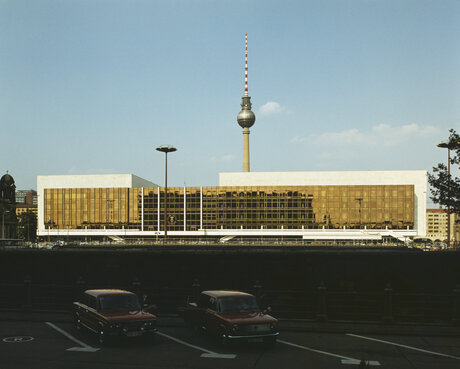 Ost-Berlin – Blick auf den Palast der Republik und den Fernsehturm, 1970er Jahre