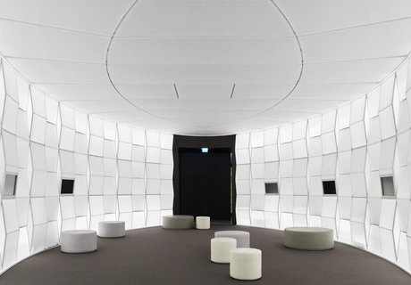 Ansicht des Hörraums innerhalb des Moduls „Klänge der Welt. Erforschung des organisierten Klanges“ des Ethnologischen Museums im Humboldt Forum Ansicht des Hörraums innerhalb des Moduls „Klänge der Welt. Erforschung des organisierten Klanges“ des Ethnologischen Museums im Humboldt Forum