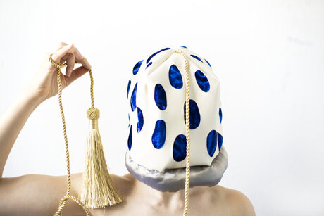 Cora Wöllenstein, Helmet , 2022, verschiedene Textilien, 30 x 30 x 26 cm