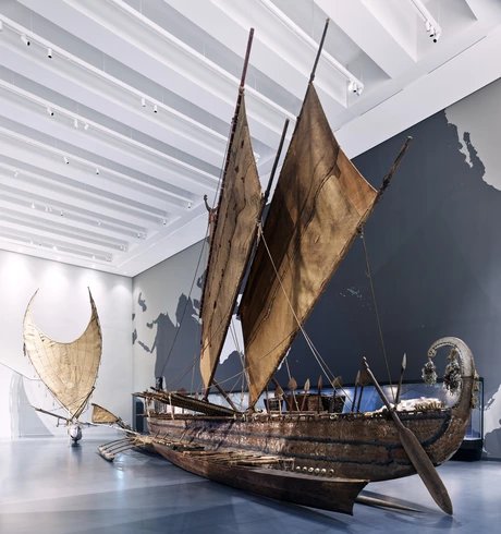 Ausstellungsansicht des Moduls "Ozeanien: Mensch und Meer. Ein Meer von Inseln" des Ethnologischen Museums im Humboldt Forum Ausstellungsansicht des Moduls "Ozeanien: Mensch und Meer. Ein Meer von Inseln" des Ethnologischen Museums im Humboldt Forum