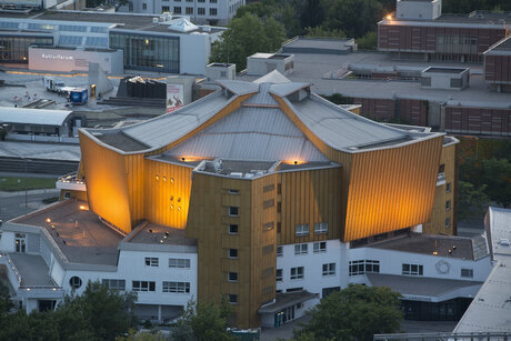 Philharmonie am Abend beleuchtet