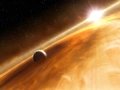 Exoplanet vor einer orangefarbenen Gaswolke mit einem strahlenden Stern im Hintergrund. Exoplanet vor einer orangefarbenen Gaswolke mit einem strahlenden Stern im Hintergrund.