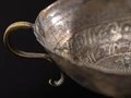 Tasse mit Thronvers auf der Innenseite Tasse mit Thronvers auf der Innenseite
