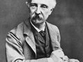 Edward W. Godwin mit Skizzenbuch in der Hand um 1880 Edward W. Godwin mit Skizzenbuch in der Hand um 1880