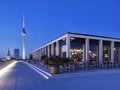 Dachterrasse mit Restaurant Baret und Ausblick auf den Fernsehturm Dachterrasse mit Restaurant Baret und Ausblick auf den Fernsehturm