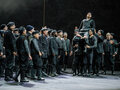 Der Herrenchor der Deutschen Oper Berlin und Matthew Newlin als Steuermann