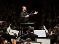 Kirill Petrenko steht am Dirigentenpult und dirigiert die Berliner Philharmoniker