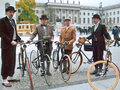 Menschen mit historischen Fahrrädern