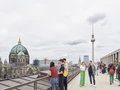 Besucher:innen auf der Dachterrasse des Humboldt Forum Besucher:innen auf der Dachterrasse des Humboldt Forum