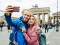 Selfie vor dem Brandenburger Tor Stylish Young Couple Take A Selfie In Front Of Local Architecture