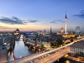 Berlin Panorama mit Fernsehturm  Berlin am Abend mit dem Fernsehturm