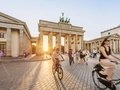 Die beliebte Sehenswürdigkeit - Brandenburger Tor in Berlin Das Brandenburger Tor mit Radfahrern in Berlin