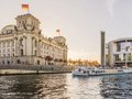 Reichstag in Berlin Sightseeing-Fahrt auf der Spree im Regierungsviertel Berlin-Mitte
