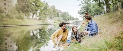 Il canale Landwehrkanal Amici sul canale Landwehr a Berlino