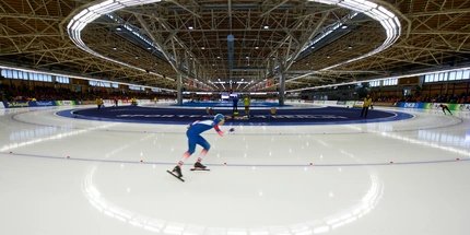 Sportforum Hohenschönhausen Eishalle mit Schlittschuhläufer im Sportforum Hohenschönhausen