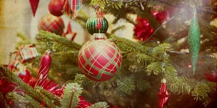 Traditionell geschmückter Weihnachtsbaum Weihnachtsbaumkugel