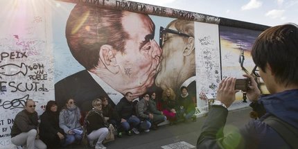 East Side Gallery "Sozialistischer Bruderkuss": Dimitri Vrubel "Mein Gott hilf mir, diese tödliche Liebe zu überleben" "Bruderkuss" at East Side Gallery Berlin