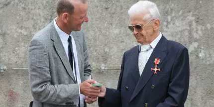 Jürgen Litfin (rechts) übergibt die Schlüssel der Gedenkstätte an die Stiftung Berliner Mauer Jürgen Litfin bei der Schlüsselübergabe der Gedenkstätte an die Stiftung Berliner Mauer 2017