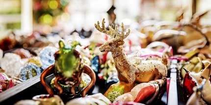 Weihnachtsgeschenke bei Kühn Keramik Kreuzberg  Glitzernes Rentier und andere Tiere zum Aufhängen für den Weihnachtsbaum bei Kühn Keramik