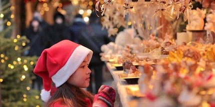 Maedchen_auf_dem_Weihnachtsmarkt  Mädchen auf dem Weihnachtsmarkt