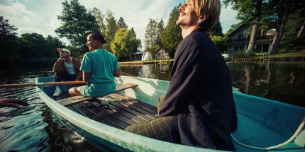 Young people on a boat Kiezkampagne 2024