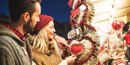 Pärchen auf dem Weihnachtsmarkt Pärchen auf dem Weihnachtsmarkt