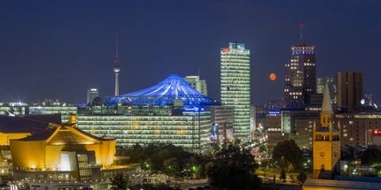 Potsdamer Platz in Berlin  Hochhäuser am Potsdamer Platz in Berlin vor dunklem Abendhimmel