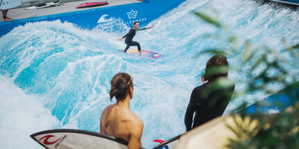 Surfer im Wellenwerk Berlin