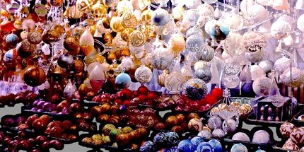Weihnachtskugeln auf dem Weihnachtsmarkt Weihnachtskugeln auf dem Weihnachtsmarkt