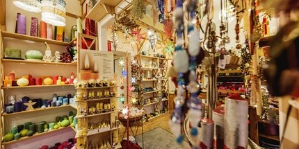 Handgefertigte Kerzen der Kerzenmanufaktur Lichterglanz in Berlin Kerzengeschäft Lichterglanz die Kerzenmanufaktur von innen mit bunten Kerzen