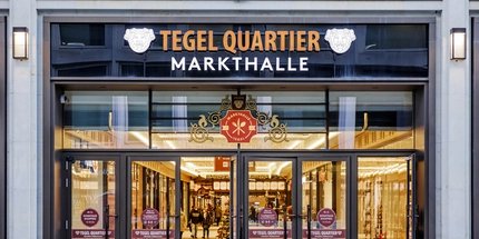 Eingang der Markthalle Tegel in Berlin Eingangstür zur Markthalle Tegel im Tegelquartier