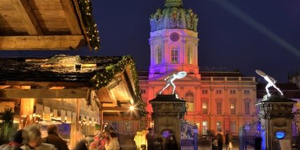 Weihnachtsmarkt am Schloss Charlottenburg  Weihnachtsmarkt vor dem Schloss Charlottenburg in Berlin