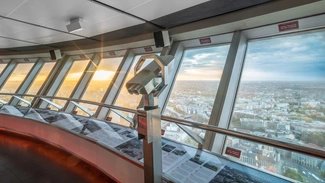 Blick vom Fernsehturm  Aussichtsebene im Berliner Fernsehturm