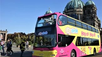 Berlin City Circle Sightseeing Bus Bus von Berlin City Circle Sightseeing vor dem Berliner Dom