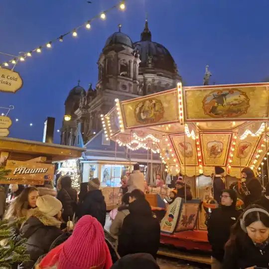 Historischer Weihnachtsmarkt, Schlossplatz in Mitte am Abend. Historischer Weihnachtsmarkt, Schlossplatz in Mitte am Abend.