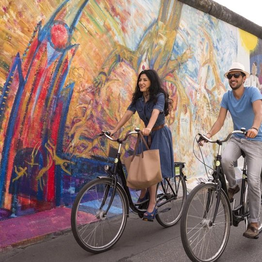 East Side Gallery  - Theodor Tehzik "Big Kremlin',1920,1283 Pärchen auf Fahrrädern an der East Side Gallery