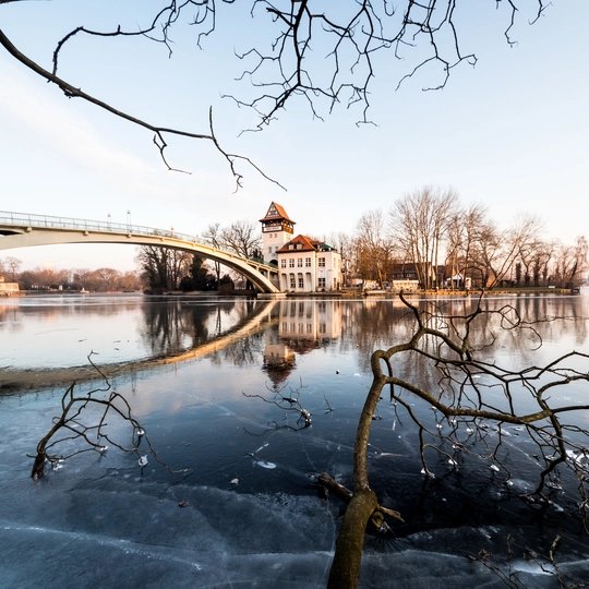 The Isle of Youth in Berlin in winter under blue skies Beautiful even in winter: The Island Insel der Jugend The Insel der Jugend in Berlin in winter under blue skies