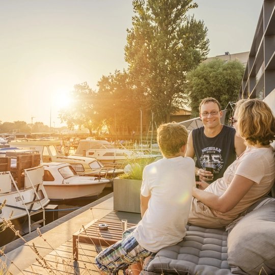 Restaurant Hafenkante on Lake Rummelsburg Family enjoying the evening sun at Rummelsburger See in Berlin