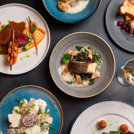 Gerichte im Restaurant Teller mit Fleisch, Fisch und Steak im Gourmet-Restaurant.
