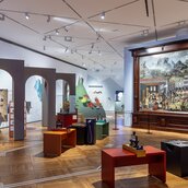 Blick in die Ausstellung Rein ins Gemälde mit dem Museumsteam