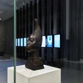 Gedenkkopf einer Königinmutter (Nigeria) im Ausstellungsbereich „Benin-Bronzen in Berlin" des Ethnologischen Museums im Humboldt Forum Gedenkkopf einer Königinmutter (Nigeria) im Ausstellungsbereich „Benin-Bronzen in Berlin" des Ethnologischen Museums im Humboldt Forum